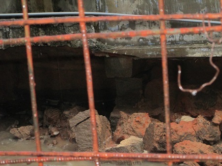 Mưa lớn khiến nhà bà Mai xói lở nghiêm trọng