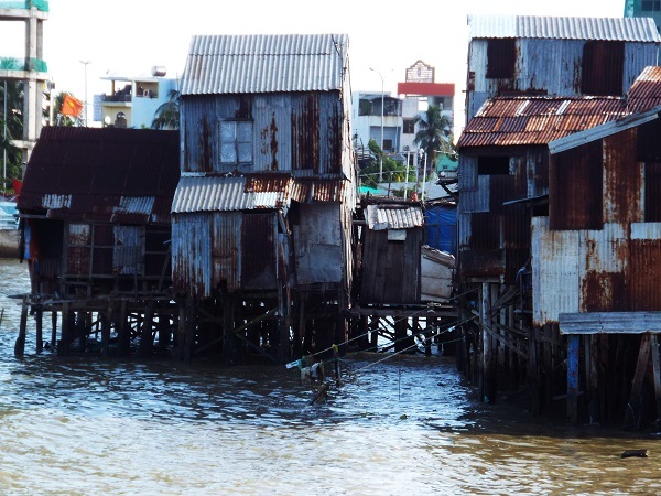 Người dân ở đây làm nghề chài lưới ở cửa sông nên họ đã làm những căn nhà chồ tạm bợ để sinh sống qua ngày. Đây là kiểu nhà được làm theo kiểu nhà sàn, đóng cột gỗ xuống nền đất của lòng sông, phía trên lát bằng ván ép, cách mặt nước chừng 1,5- 2m. Hầu hết các căn nhà đều chật hẹp, diện tích chỉ từ 15 - 20 mét vuông, nhưng có đến 5, 6 người ở.