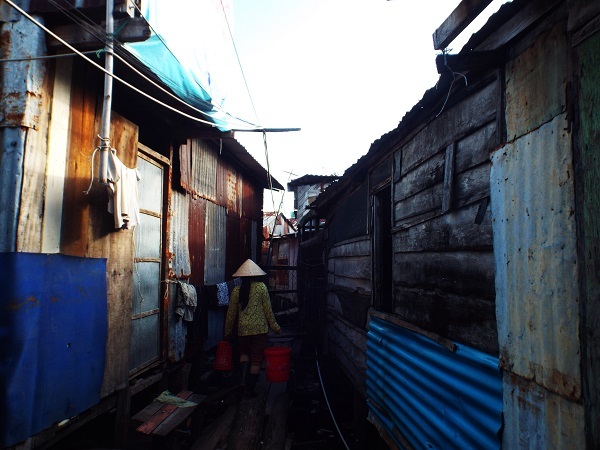 Đi giữa những con đường xóm nhà chồ này, ít ai tin rằng nó lại nằm giữa lòng phố biển Nha Trang giàu có, xa hoa