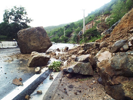 Tảng đá ước hơn 6 khối được phát hiện sạt lở vào sáng nay, 29/11