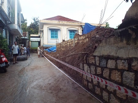 Hiện trường đoạn tường bị đổ sập, đè một phụ nữ trọng thương