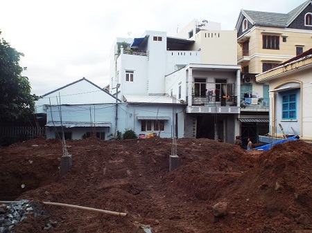 Bên trong khuôn viên nhà trường đang thi công phòng chức năng