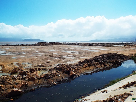 
Những khoảng đất rất lớn đã lộ thiên trên mặt nước Vịnh Nha Trang

 
