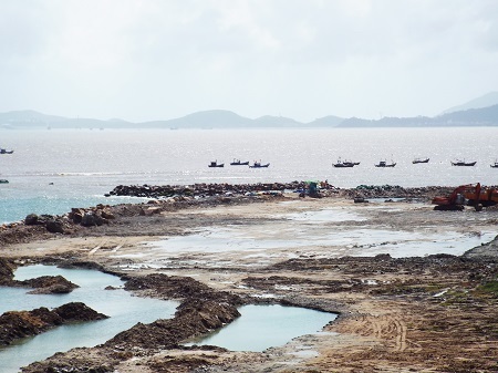
Ông Ngô Văn Dũng, Giám đốc điều hành Công ty CP Nha Trang Sao, khẳng định, những vị trí mặt biển đang triển khai nằm trong vị trí đã được các bộ, ngành cấp phép cho công ty này

 
