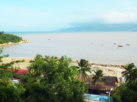 Trả lời PV Dân trí, ông Huỳnh Ngọc Bông, Chánh Văn phòng, người phát ngôn UBND tỉnh Khánh Hòa, cho biết, sau khi có thông tin cho rằng dự án đã lấp, lấn Vịnh Nha Trang, Chủ tịch tỉnh Khánh Hòa - ông Lê Đức Vinh đã giao Sở Xây dựng phối hợp với Sở TN&MT, UBND TP Nha Trang kiểm tra dự án. UBND tỉnh Khánh Hòa sẽ có thông tin cụ thể sau khi có kết luận kiểm tra