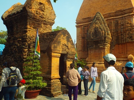 Tháp bà Ponagar Nha Trang là điểm đến truyền thống của du khách trong dịp Tết dương lịch năm nay