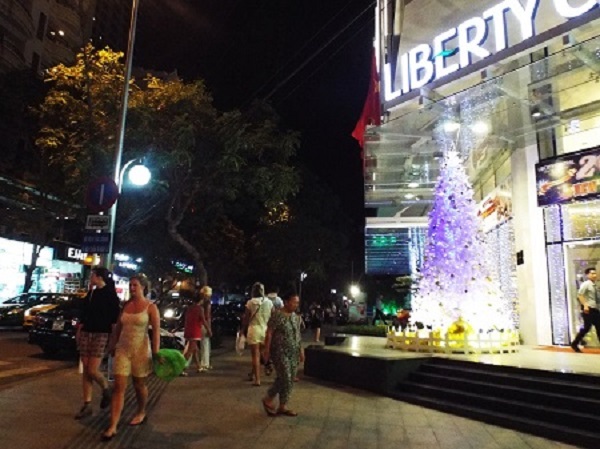 Nha Trang: Du khách Nga đổ ra đường đón năm mới, “phố Tây” nhộn nhịp - 1