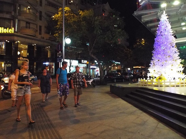 Du khách Nga trên đường phố Hùng Vương, TP Nha Trang rộn ràng chào đón năm mới 2016