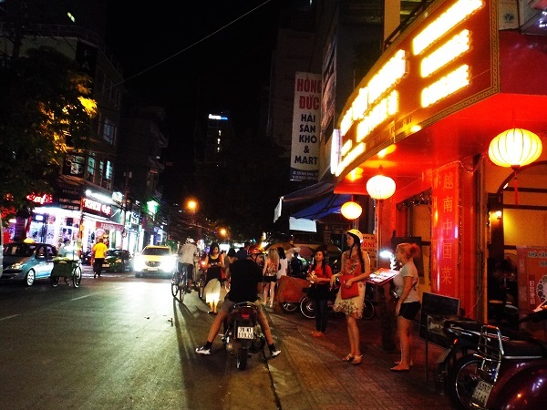 Phố Tây Nha Trang ở đường Hùng Vương ngập sắc màu, đèn điện chào đón năm mới 2016