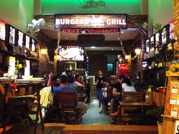 Nha Trang: Du khách Nga đổ ra đường đón năm mới, “phố Tây” nhộn nhịp - 9