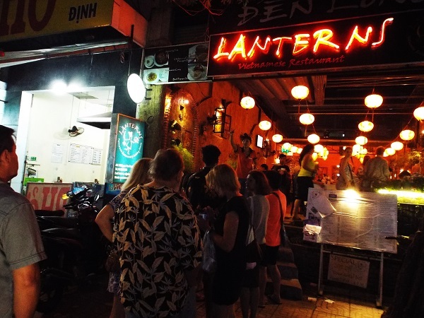 Ở một nhà hàng khác, nhiều du khách đã không có chỗ ngồi do khách đông