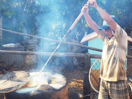 Kiếm tiền triệu nhờ đúc chân đèn cung ứng cho thị trường Tết - 4