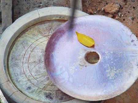 
Một sản phẩm của bộ chân đèn bàn thờ vừa mới đúc đang hừng hực lửa.
