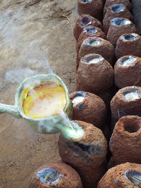 
Người thợ rót đồng vào sản khuôn chân đèn. Những người thợ được tính công bằng sản phẩm làm được trong 1 ngày. 
