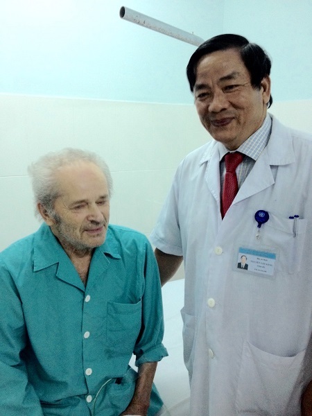 2 du khách Nga “hồi sinh” sau khi bị sóng biển đánh liệt chi… - 2 Bác sỹ Nguyễn Văn Xáng thăm hỏi, động viên bệnh nhân Zapadinskiy Eduard trước lúc chia tay - Ảnh: bệnh viện cung cấp