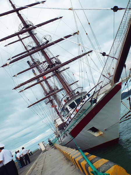 
Tàu có 3 cột buồm (cao 40m) với 21 buồm (trong đó 10 buồm ngang), biên chế thủy thủ đoàn 30 người, nhưng tàu được thiết kế cho 80 học viên đi thực tập, huấn luyện đường dài…

 
