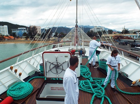 
Tại lễ đón tàu buồm Lê Quý Đôn cũng có rất đông các chuyên gia của Ba Lan đi theo, tháp tùng tàu buồm Lê Quý Đôn về Nha Trang, Việt Nam.

 
