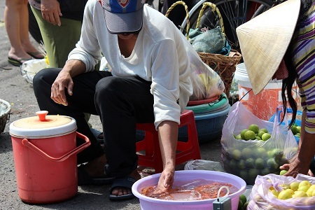 Cá chép được bày bán để cúng tiễn ông Công, ông Táo ở chợ Xóm Mới, Nha Trang