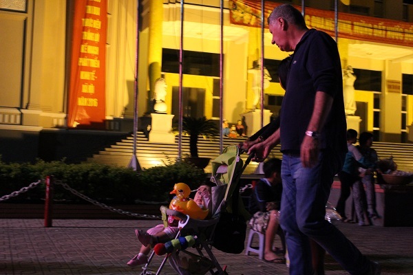 Một gia đình du khách nước ngoài tản bộ trên đường Trần Phú, Nha Trang