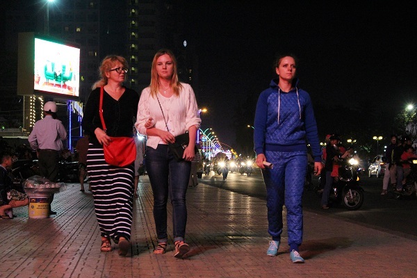 Nhiều du khách dạo phố Nha Trang trong đêm cuối năm cũ của người Việt