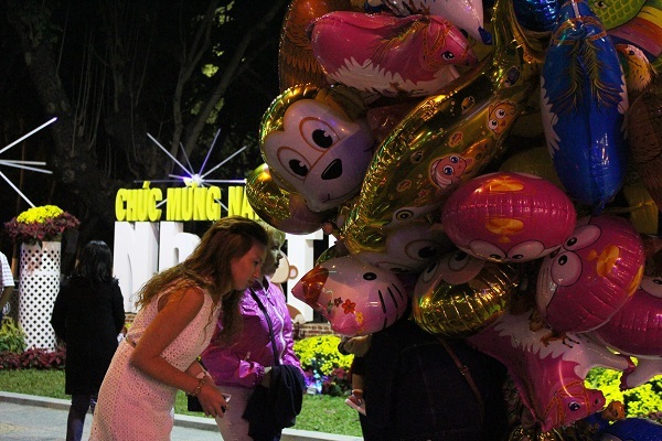 2 nữ du khách mua bong bóng bay trước thời khắc giao thừa