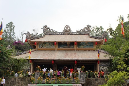 Nhiều người dân đã đổ về chùa Long Sơn, ngôi chùa lớn nhất thành phố để thắp hương cầu an, cầu phúc