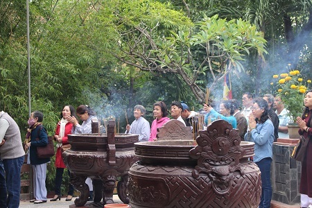 Người dân hành hương ở chùa Long Sơn sáng mùng 1 Tết Bính Thân
