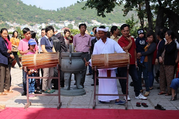 Nghệ nhân Chăm biểu diễn các nhạc cụ truyền thống ở tháp bà Ponagar Nha Trang đầu Xuân Bính Thân