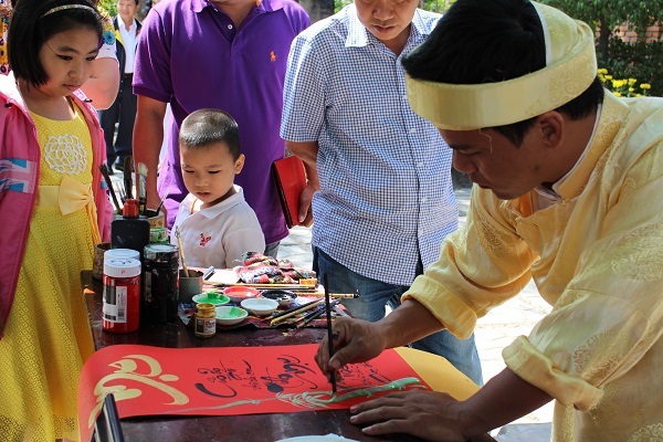 Biểu diễn nghệ thuật thư pháp và tặng chữ đầu năm