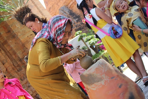 Nghệ nhân Chăm biểu diễn làm gốm làm say lòng du khách