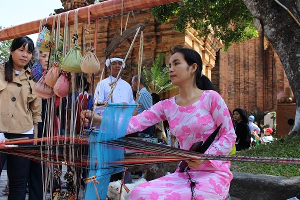 Thiếu nữ Chăm xinh xắn bên khung cửi ở tháp bà Ponagar Nha Trang đầu Xuân mới