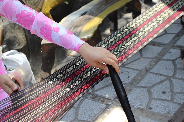 Một sản phẩm thổ cẩm với những đường nét hoa văn tinh tế, sắc sảo dưới bàn tay của thiếu nữ Chăm