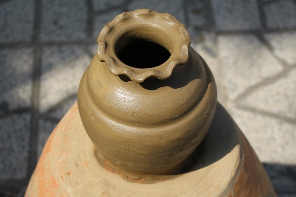 Một bình gốm do các nữ nghệ nhân Chăm biểu diễn trước sự chứng kiến và thích thú của hàng trăm du khách