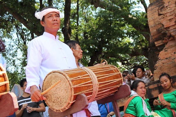 Một nghệ nhân Chăm đang biểu diễn một giai điệu trống Chăm cho du khách. Nét đẹp văn hóa Chăm đã để lại ấn tượng trong lòng du khách khi tham quan tháp bà Ponagar Nha Trang đầu Xuân