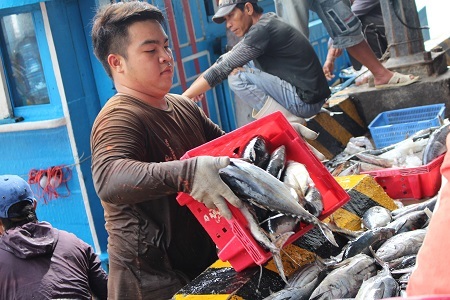 Mặc dù đón Tết nguyên đán trên biển, nhưng bù lại ngư dân sẽ ăn Tết muộn nhờ lộc từ Trường Sa