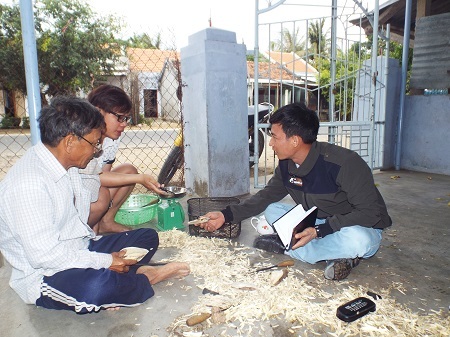 
Ở xứ trầm Khánh Hòa hiện nay, các lò “soi trầm” tập trung nhiều nhất ở các xã của huyện Vạn Ninh như Vạn Thắng, Vạn Bình, Vạn Long… Mỗi lò “soi trầm” ít thì 5-7 lao động, nhiều thì 15-20 lao động. Mỗi lao động bình quân được trả 140.000-160.000 đồng/ngày.
