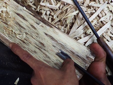 Dân soi (gọt) trầm phải “soi” ít nhất 1 tấn cây dó bầu mới có thể thu được 20kg trầm sạch. Hiện 1kg trầm được thương lái thu khoảng 2 triệu đồng/kg