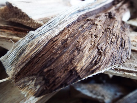 
Khi nói đến kỳ người ta có câu: “Nhất bạch, nhì thanh, tam hắc, tứ huỳnh, kỳ hổ…”. Đối với trầm thì có: “trầm kiến xanh, trầm mắt tử, trầm hột mít…”. Đứng sau trầm gọi là “tốc”, gồm: “tốc bông, tốc đá, tốc ớt, tốc kiến, tốc nước, tốc lọ, tốc gỗ…”.
