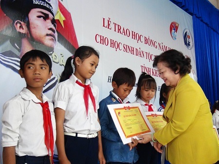 Khánh Hòa: Trao 300 suất học bổng đến học sinh vùng biển đảo, con ngư dân - 2 Học bổng nhằm tiếp sức cho các em đến trường, có thêm kinh phí trang trải học tập