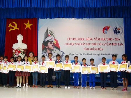 Khánh Hòa: Trao 300 suất học bổng đến học sinh vùng biển đảo, con ngư dân - 1 Lễ trao học bổng chiều 14/3