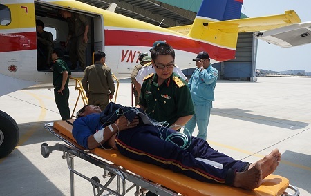 Thủy phi cơ đưa ngư dân Điểm về đất liền cấp cứu