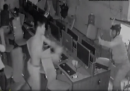 Quây bắt 7 thanh niên trong vụ truy sát 2 người tại quán Internet - 1 Hình ảnh hiện trường lúc 7 đối tượng xông vào quán Internet chém trọng thương 2 người