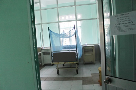 Giường bệnh có mùng một bệnh nhân nghi nhiễm Zika ở Bệnh viện bệnh nhiệt đới Khánh Hòa, sáng 5/4