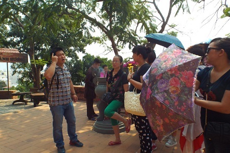 Người Trung Quốc làm hướng dẫn viên chui ở tháp bà Ponagar Nha Trang trưa ngày 13/4