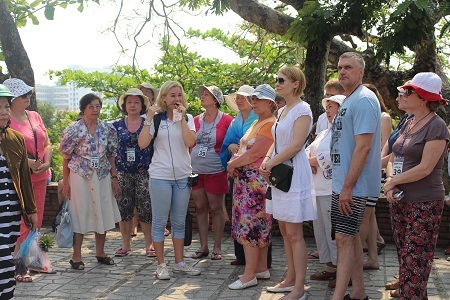 Cô gái Nga thuyết minh cho đoàn khách Nga ở tháp bà Ponagar Nha Trang sáng 13/4