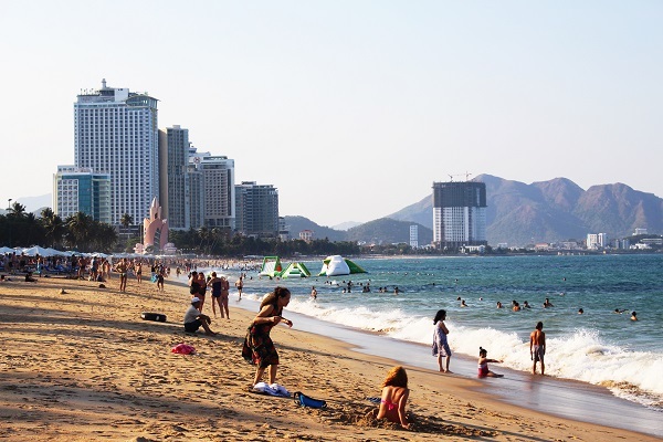 Chiều ngày 22/4, bãi biển Nha Trang đông nghịt người tắm biển để giải nhiệt, xua đi cơn nóng đang hoành hành ở thành phố này