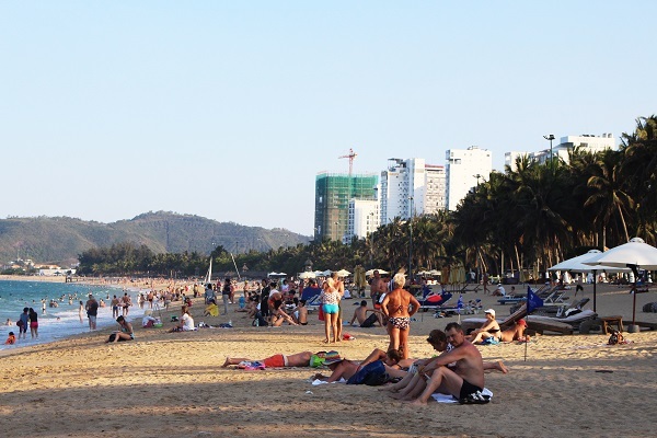 Hiện nay, dòng khách quốc tế đến Nha Trang dẫn đầu là khách Trung Quốc, Nga... Du khách nước ngoài cũng cảm nhận được cơn nắng nóng ở phố biển