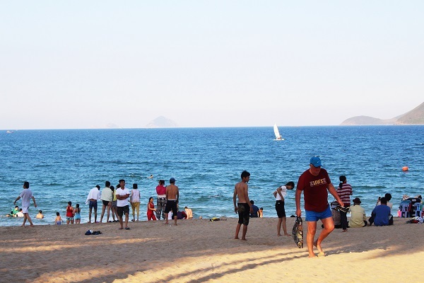 Bên cạnh du khách quốc tế, còn có rất đông người dân địa phương đi tắm biển
