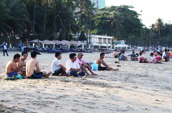 Phút nghỉ ngơi trên bãi biển của người dân, du khách. Mỗi ngày có hàng ngàn lượt người tắm biển Nha Trang do nắng nóng