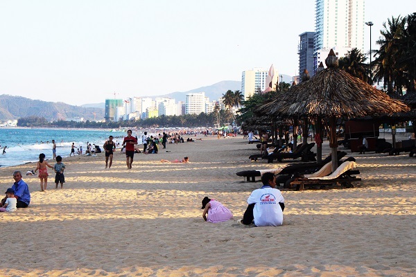 Tắm biển một trong những cách người Nha Trang lựa chọn khi có nắng nóng. Vào thời điểm này, dòng du khách nội địa ở các tỉnh Đắk Lắk, TP HCM, Gia Lai... cũng đổ về Nha Trang để tắm biển, tránh nóng